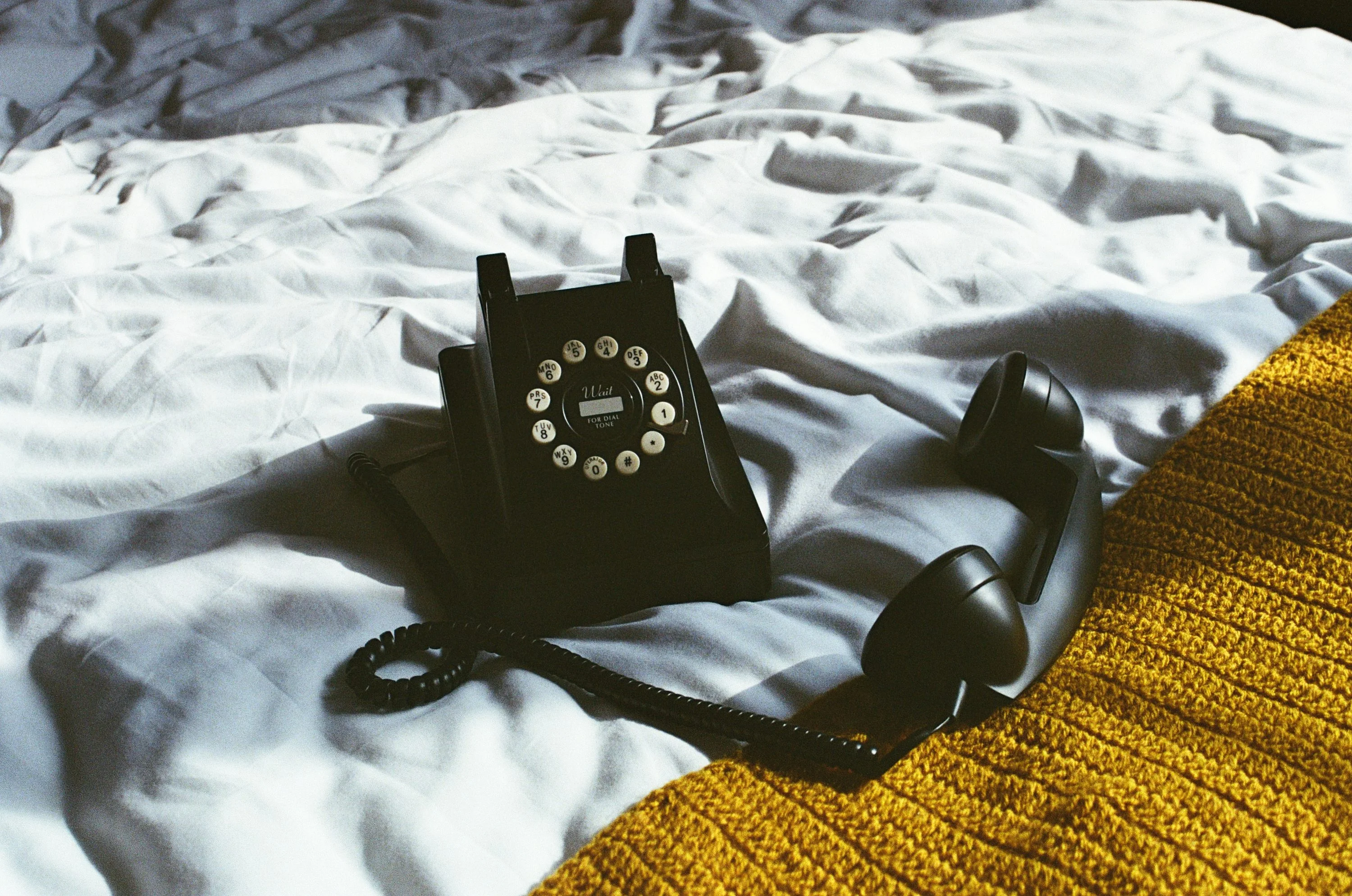 ホワイトテキスタイルにブラックレザースリングバッグ